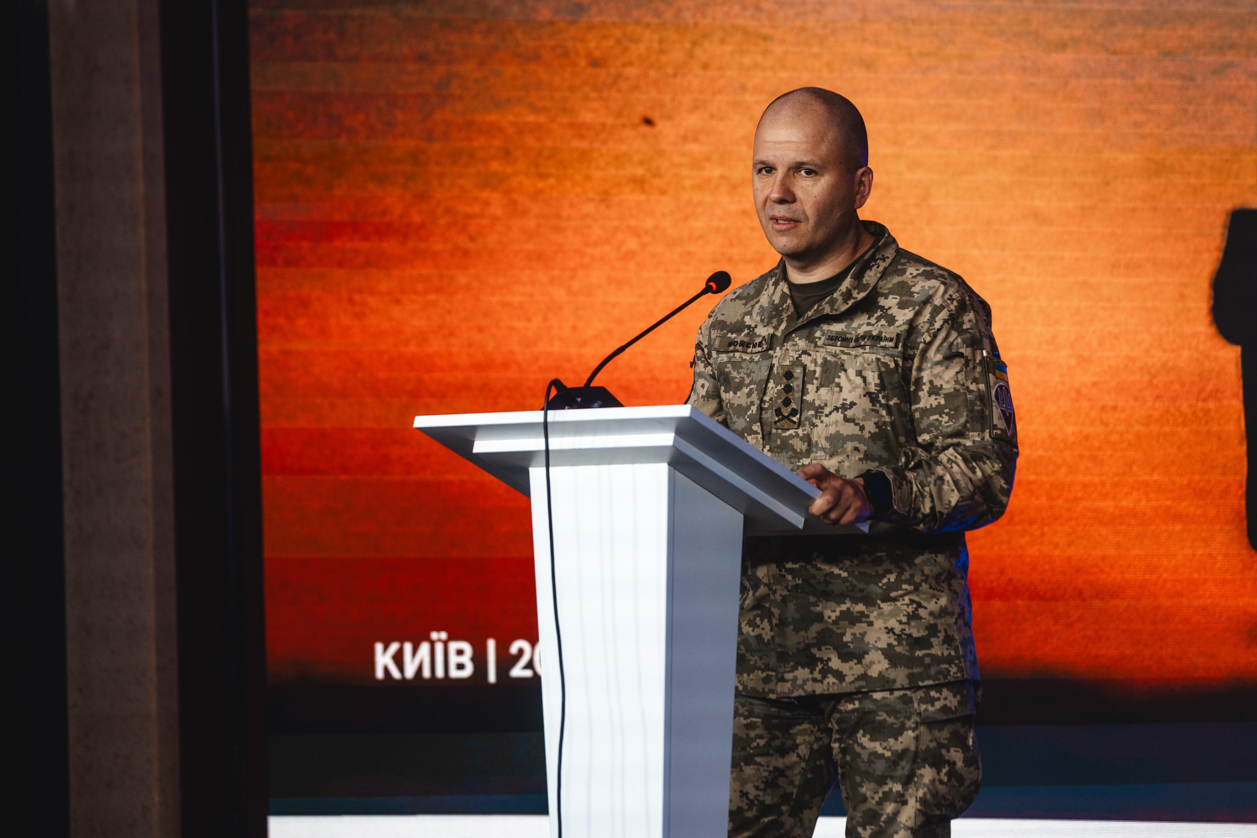 Заступник Міністра оборони України, генерал-лейтенант Євген Мойсюк під час своєї промови на конференції