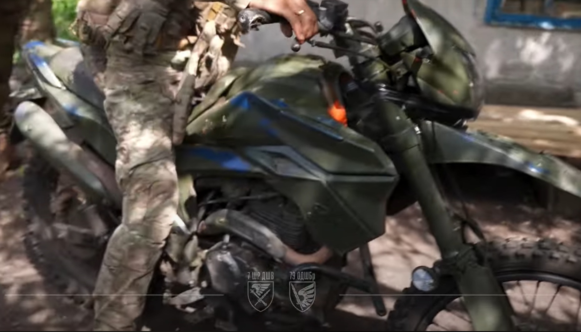 Штурмовик на трофейному мотоциклі. Джерело: відео 79 окремої штурмової бригади