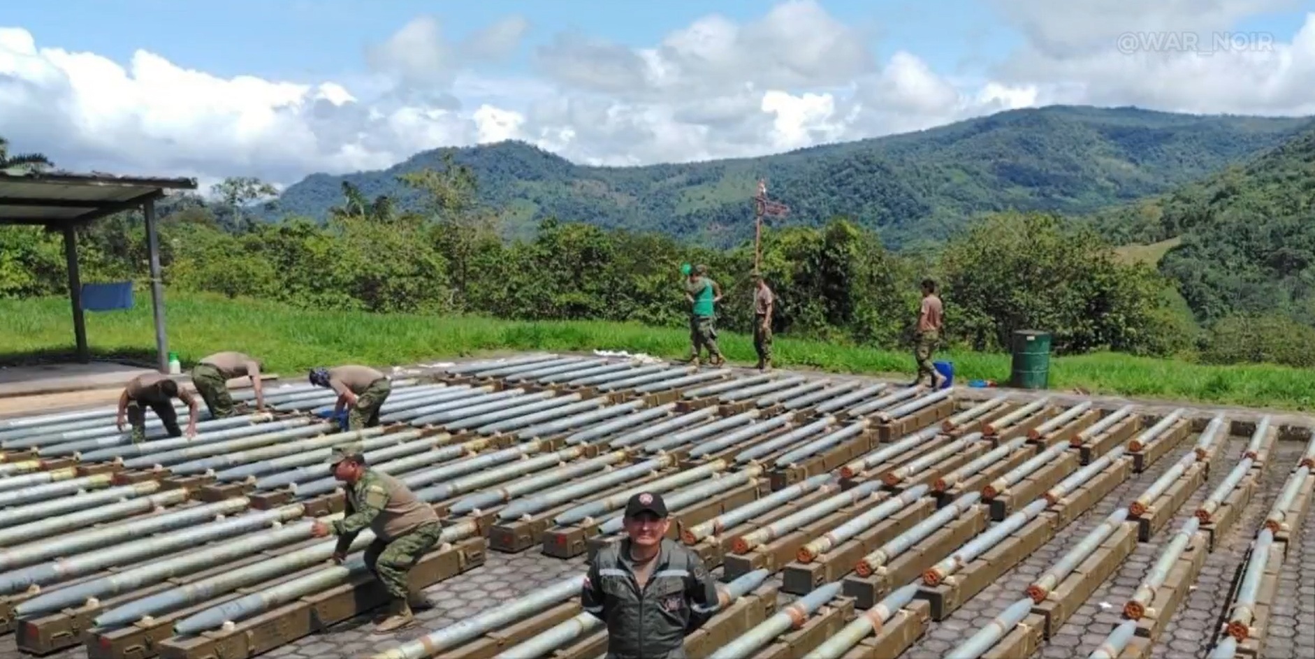 Військовослужбовці Еквадору готуються до операції з зачищення представників наркокартелю. Джерело: war_noir