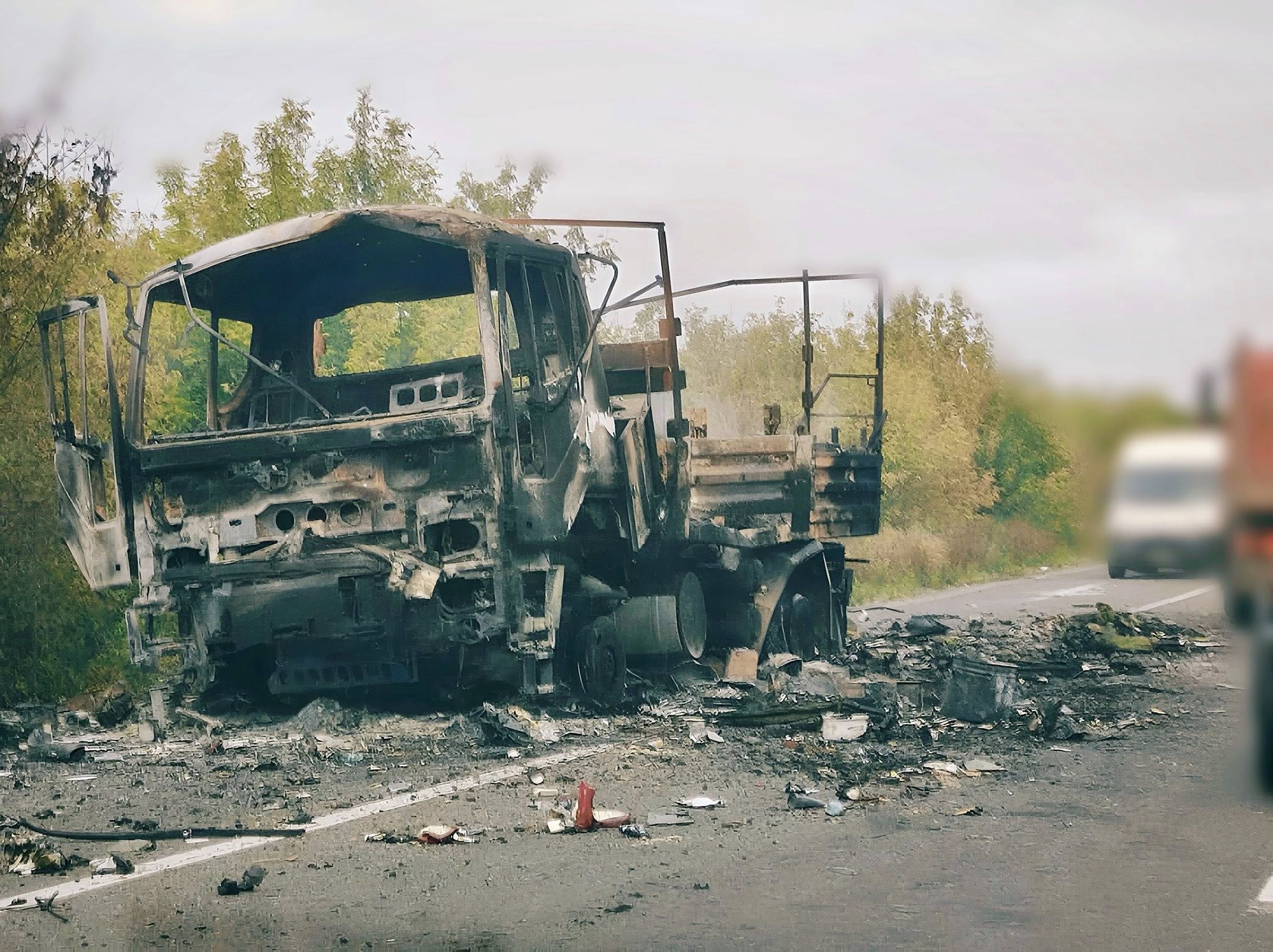 Знищена вантажівка на одній з прифронтових доріг
