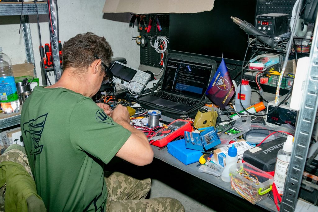 Український військовий працює у мобільній майстерні. Фото: 7 корпус ДШВ