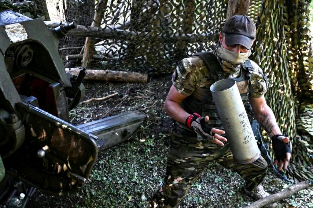 Російський артилерист заряджає металеву гільзу від пострілу 3ВОФ81 в гаубицю Д-30, вересень 2025. Фото: РИА Новости