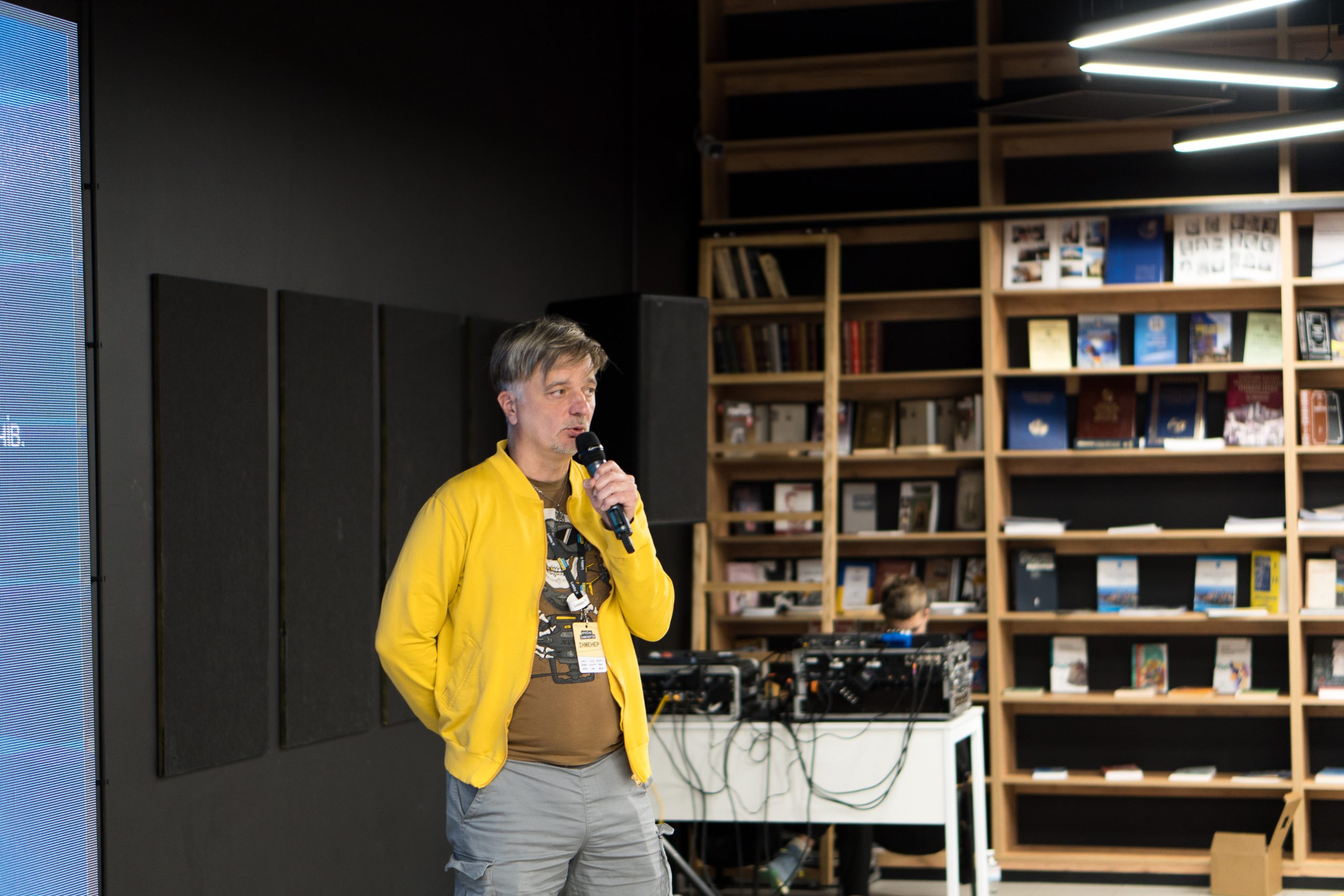 Ігор Петровський презентує проєкт на Країні інженерів у Дніпрі. 