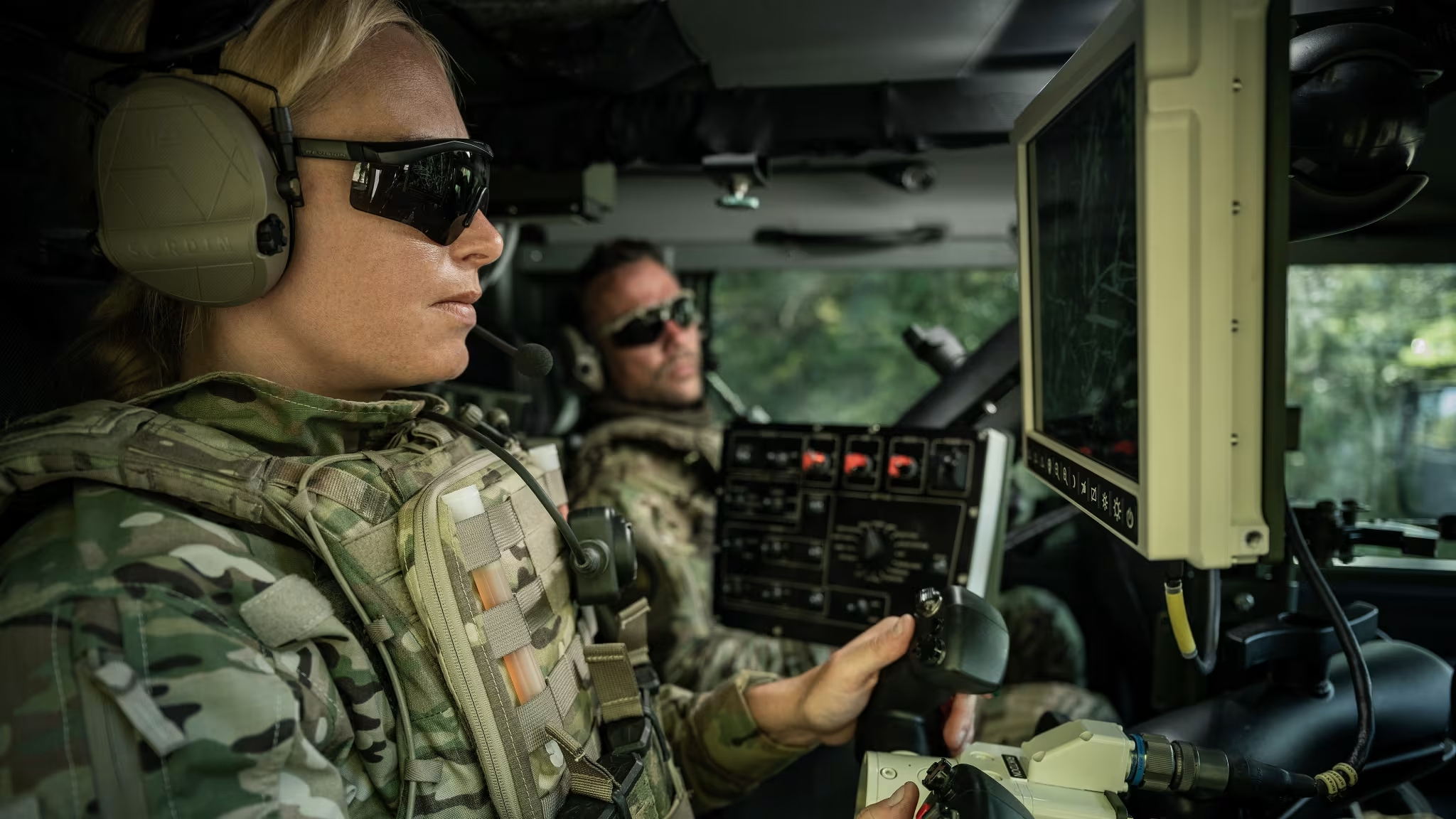 Оператор керує бойовим модулем Trackfire Remote Weapon Station від Saab. Фото: Saab