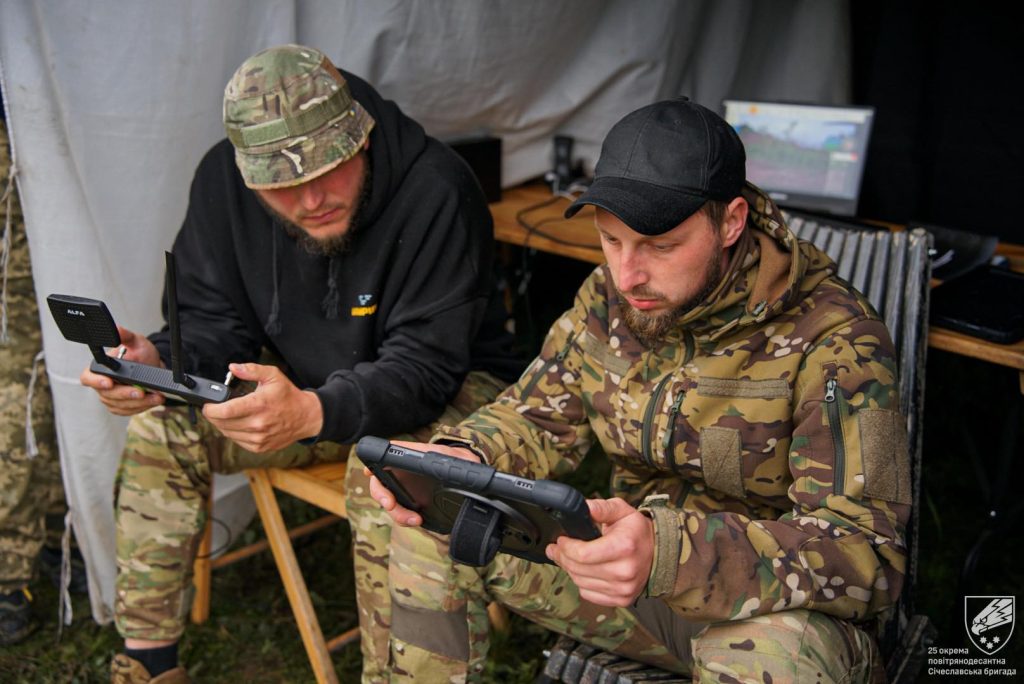 Оператори дронів. Джерело: 25-та окрема повітрянодесантна бригада