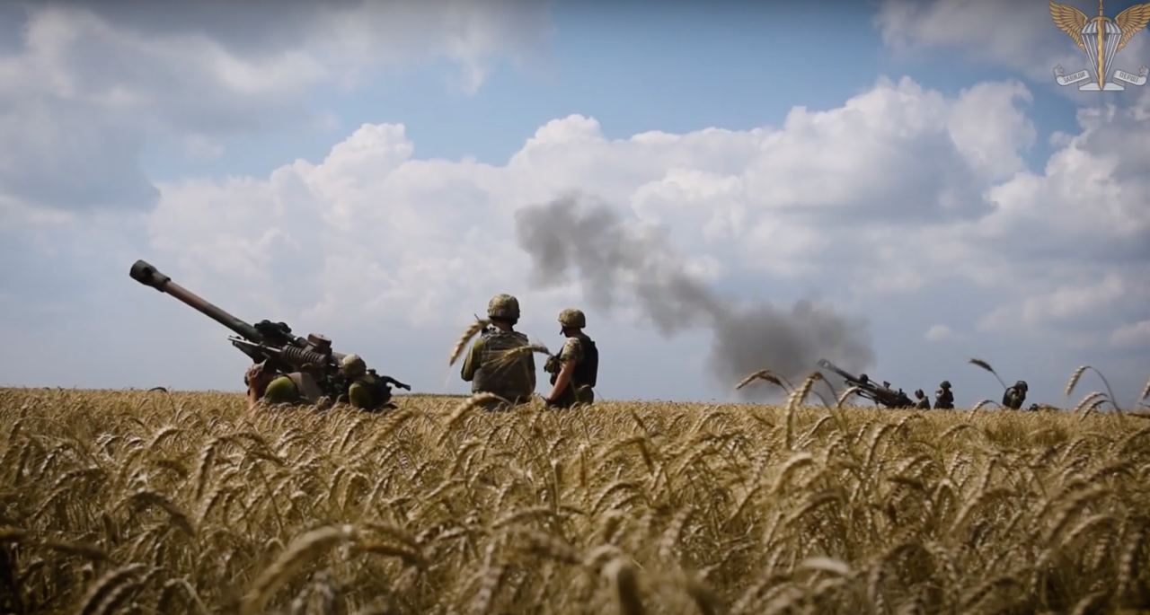 Paratroopers using British L119 howitzers, August 2022. Screenshot from the Ukrainian Air Assault Forces video