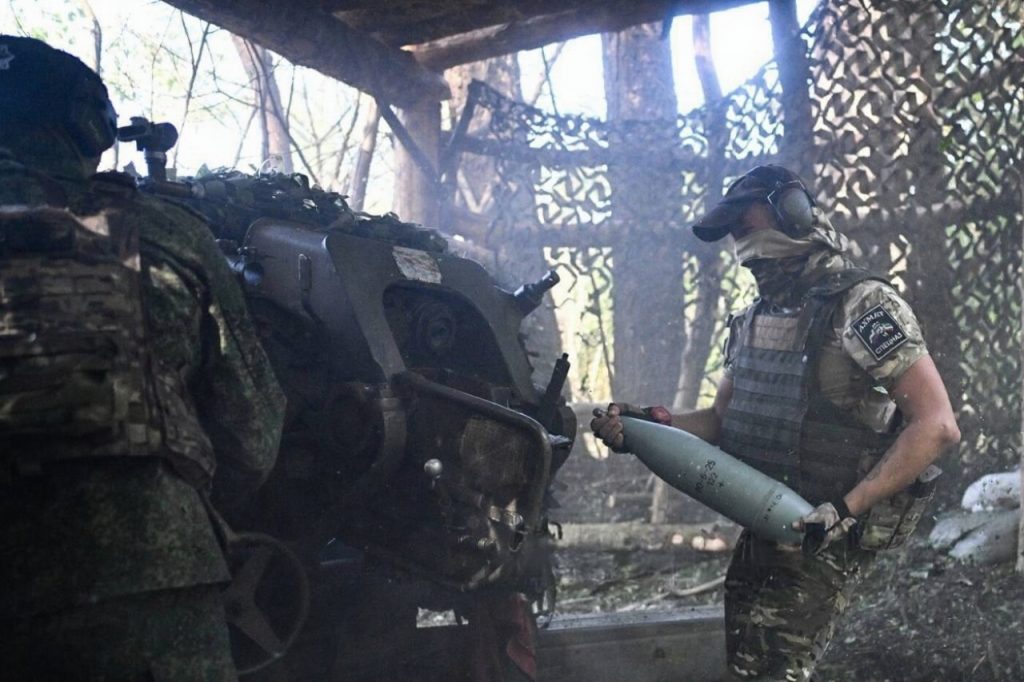 Російський артилерист заряджає 122-мм снаряд ОФ56 в гаубицю Д-30, вересень 2025. Фото: РИА Новости