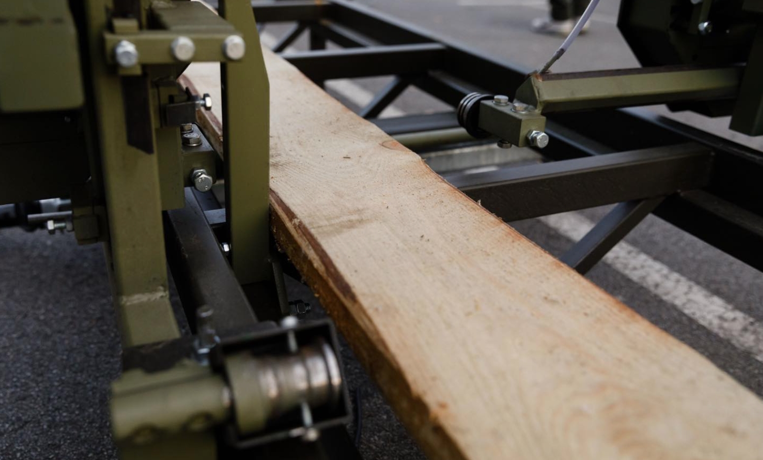 Пилорами ПЛП-80 для українських військових інженерів. Жовтень 2025. Джерело: Петро Порошенко