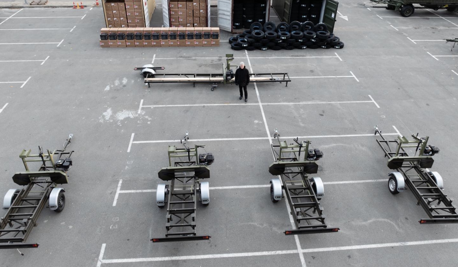 Фортифікації зводитимуть швидше: Порошенко передав ЗСУ партію пилорам