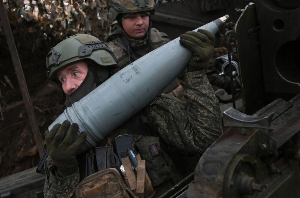 Російський артилерист зі снарядом ОФ29 виробництва 2024 року. Фото: РИА Новости.