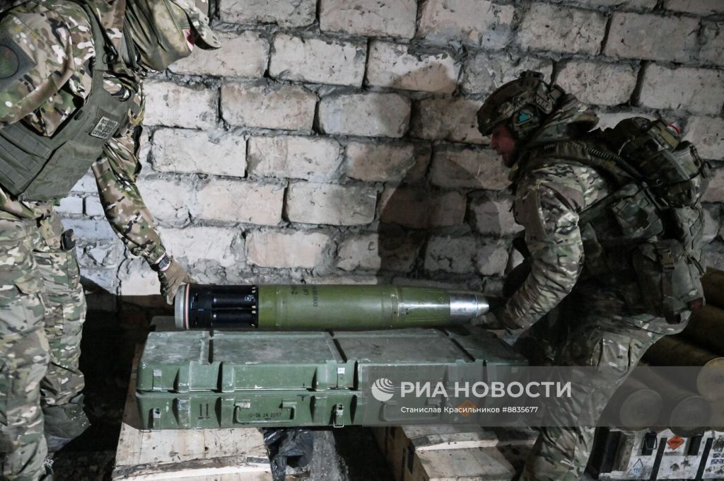 Російські артилеристи готують до стрільби високоточний снаряд ОФ95 «Краснополь-М2», грудень 2024. Фото: РИА Новости