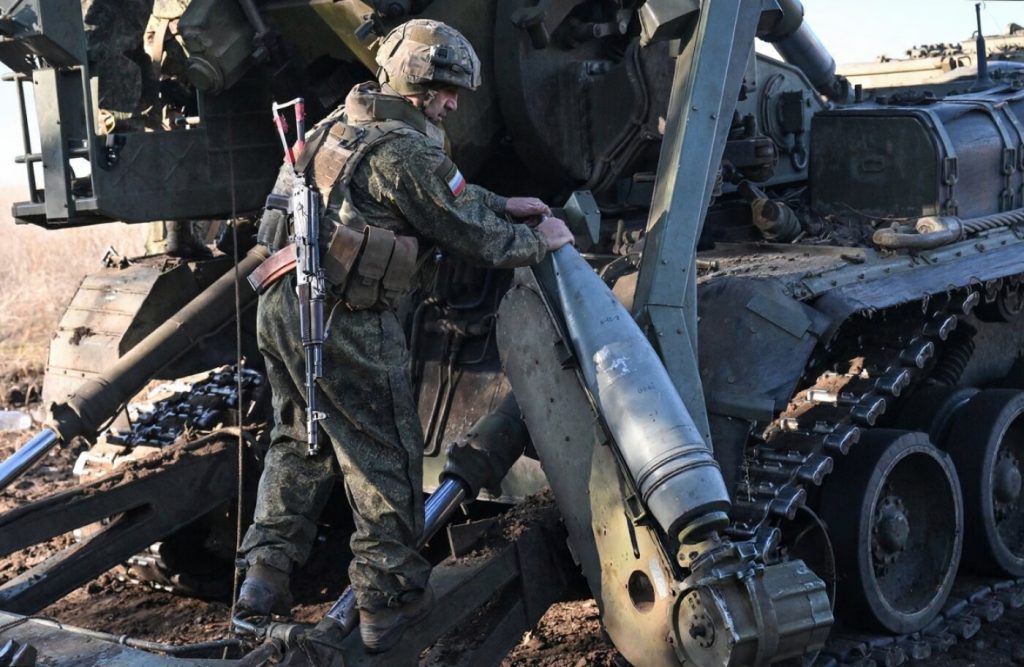 Завантаження снаряду ОФ43 у механізм заряджання російської гармати 2С7М "Малка", жовтень 2025. Фото: Sputnik