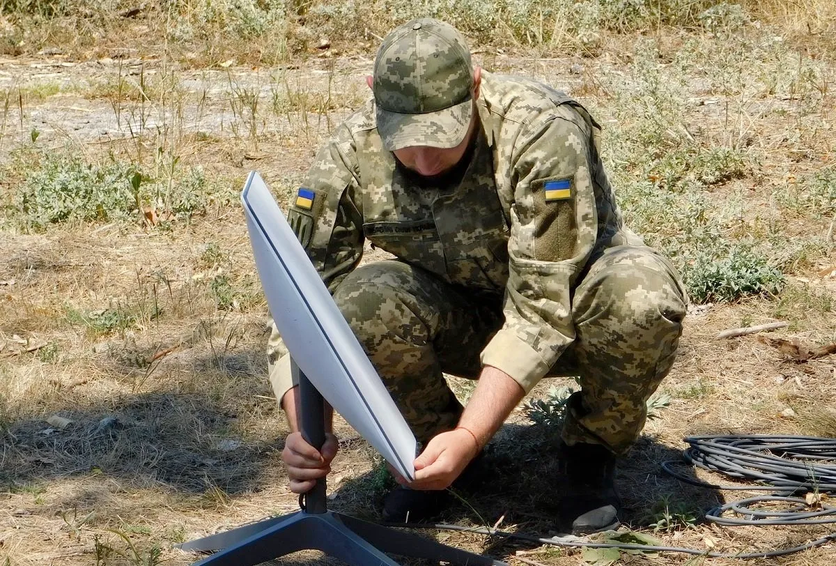 Ukrainian military with a Starlink terminal. Photo credits: Armed Forces of Ukraine