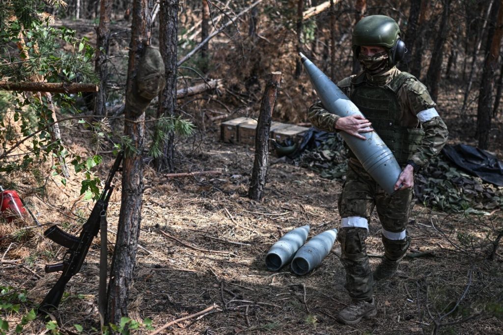 Російський артилерист підносить снаряд ОФ64 до гаубиці «Мста-С», серпень 2024. Фото: РИА Новости
