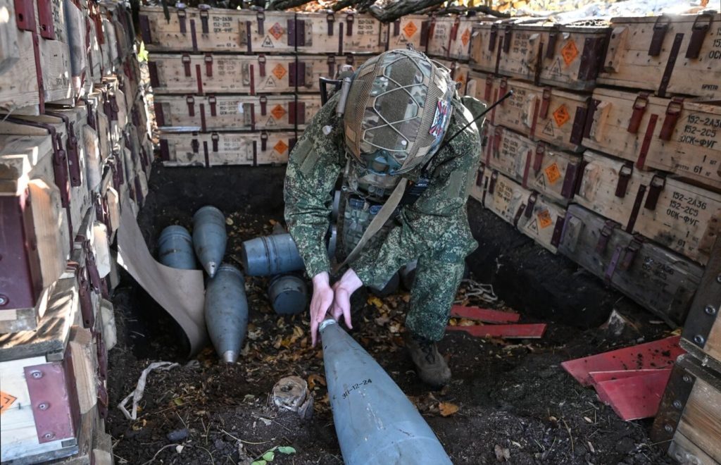 Підготовка снаряду ОФ43 до пострілу з російської гармати 2С7М "Малка", жовтень 2025. Фото: Sputnik