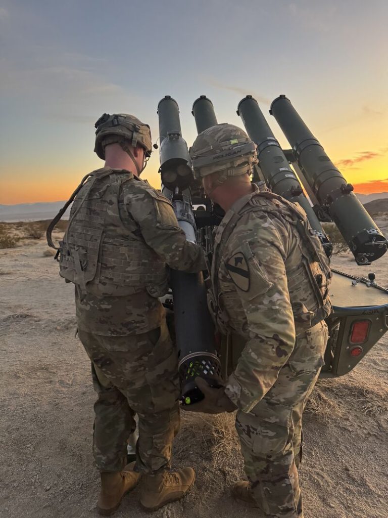 Військові 1-ї Бригади повітряної кавалерії під час запуску ударного дрона Anduril A-600 під час навчань. Фото: DVIDS.