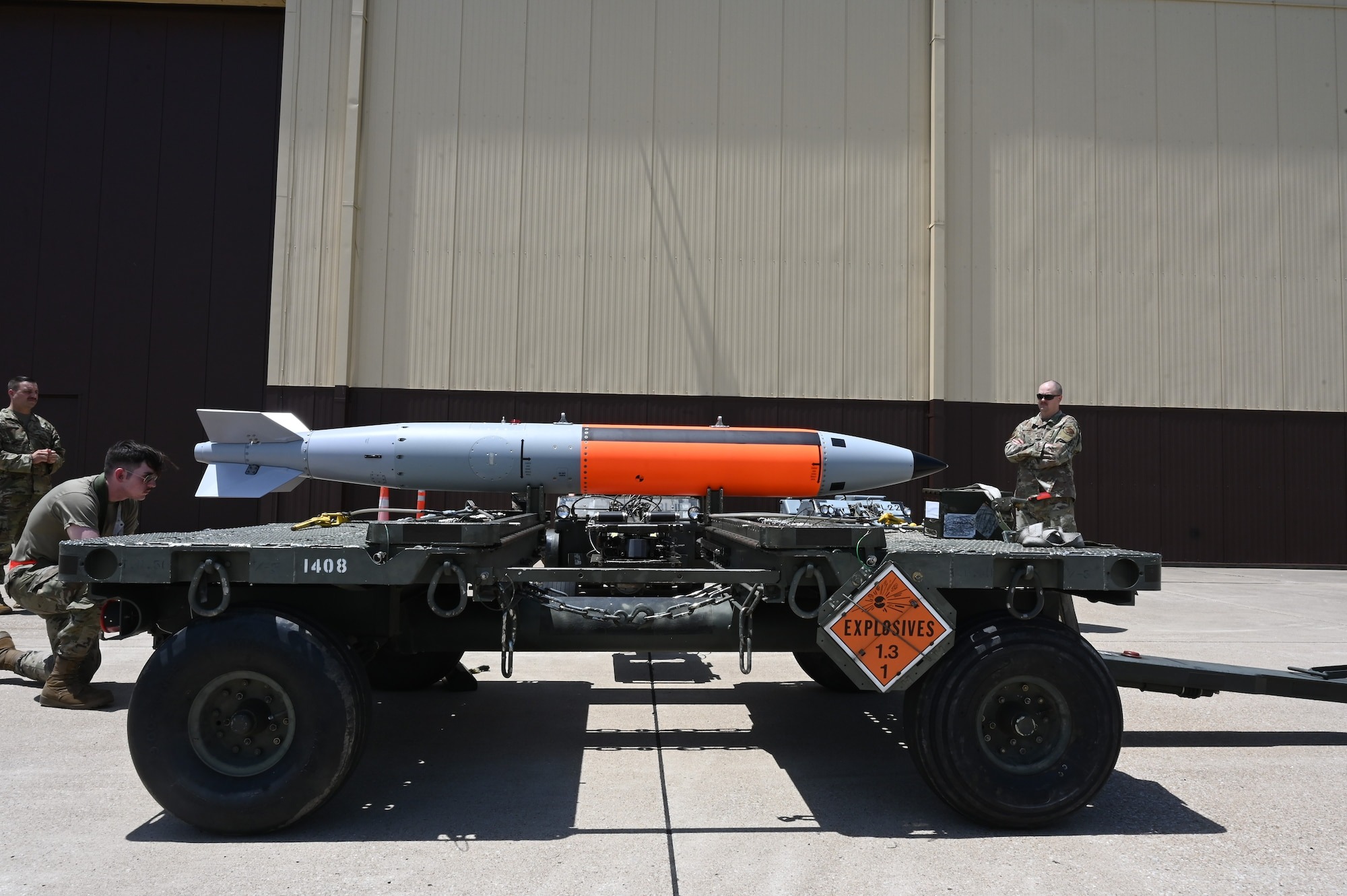 The process of loading a B61-12 bomb onto a B-2 bomber by the U.S. Air Force’s 72nd Squadron. Photo credits: whiteman.af.mil