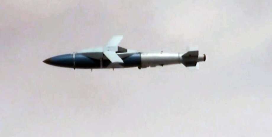 A JDAM-ER–equipped bomb with its wings deployed in flight. Photo from open sources