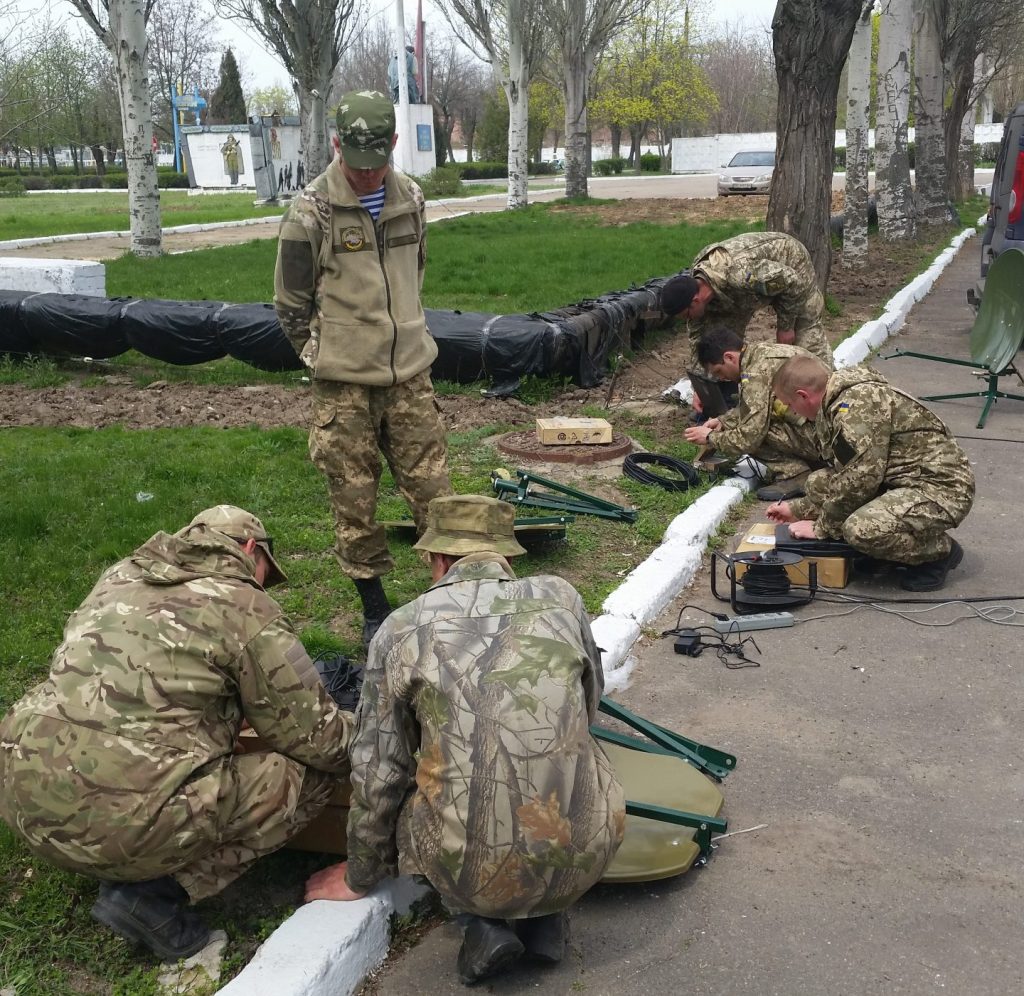 Навчання військовослужбовців 79ї ОДШБр використання супутникового зв’язку Tooway в комбінації із ГІС Арта, 2015й рік. Фото Володимира Степанця.