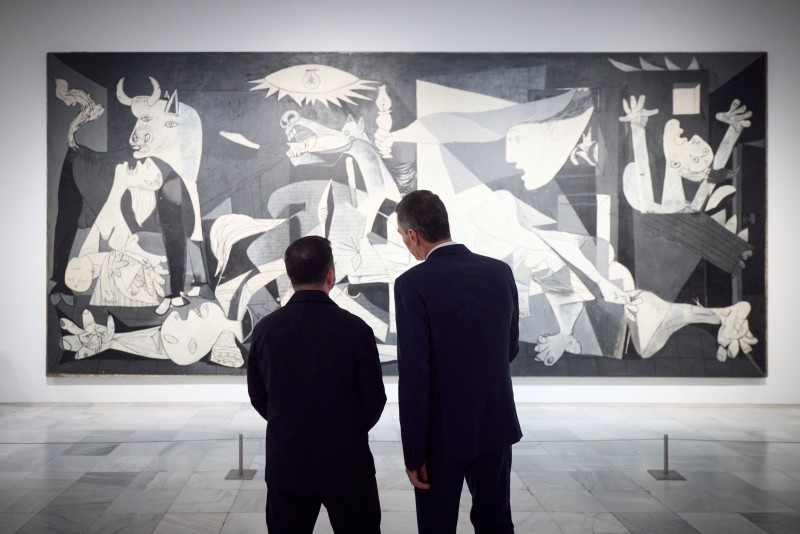 Педро Санчес на знак солідарності та підтримки українців зустрівся з Володимиром Зеленським у Національному центрі мистецтв імені королеви Софії в Мадриді. Там Прем’єр-міністр показав одну з картин іспанського художника Пабло Пікассо – «Герніка». Листопад 2025. Джерело: ОПУ