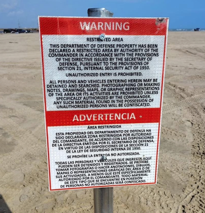 Табличка Пентагону, яку встановили на пляжі Мексики 17 листопада 2025 року. Джерело: @MORRIS80766176