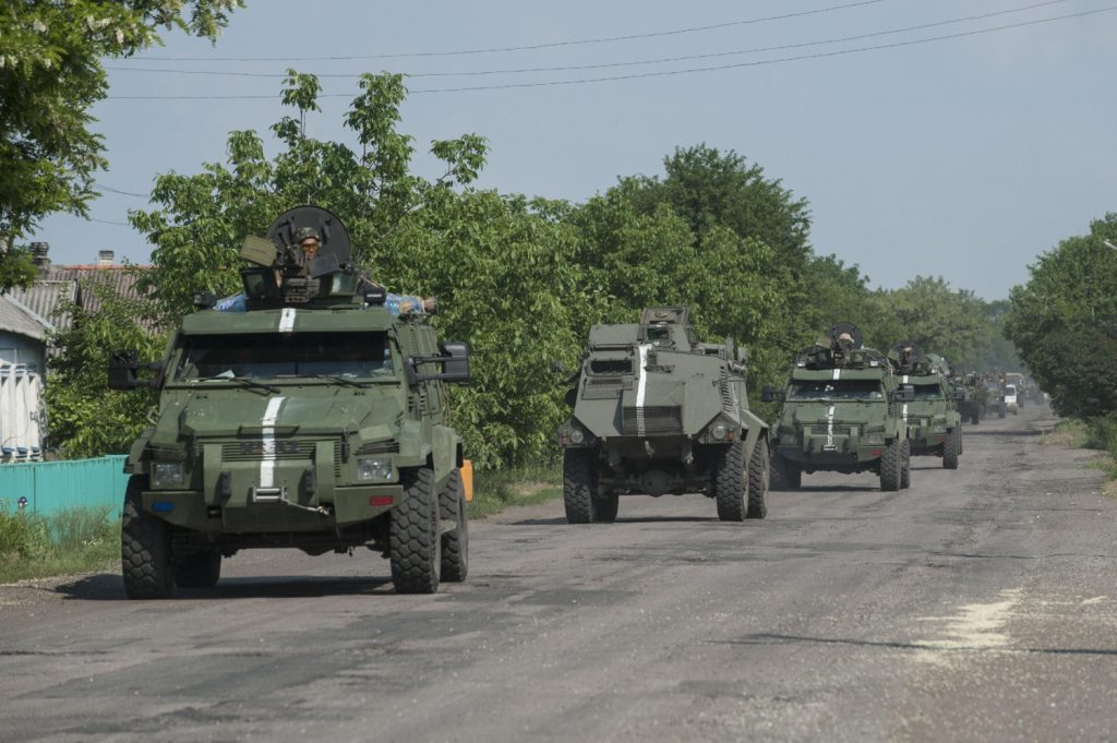 Бронеавтомобілі KRAZ Spartan в районі Мар’їнки (Донецька обл.). Машини пофарбовані в однотонний зелений камуфляж і мають елементи швидкої ідентифікації – одинарні поздовжні білі смуги. Другий в колоні – бронетранспортер Saxon, придбаний у Великій Британії. 4 червня 2015 р.