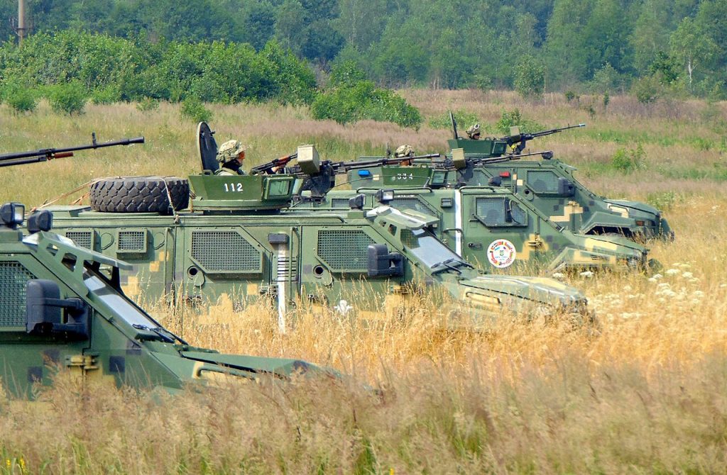 Бронеавтомобілі KRAZ Spartan 95-ї окремої аеромобільної бригади під час навчань Rapid Trident 2016. Яворівський полігон (Львівська обл.), початок липня 2016 р. Машини мають піксельний камуфляж. Добре видно недостатню висоту бронезахисту стрільця та імпровізоване кріплення запасного колеса