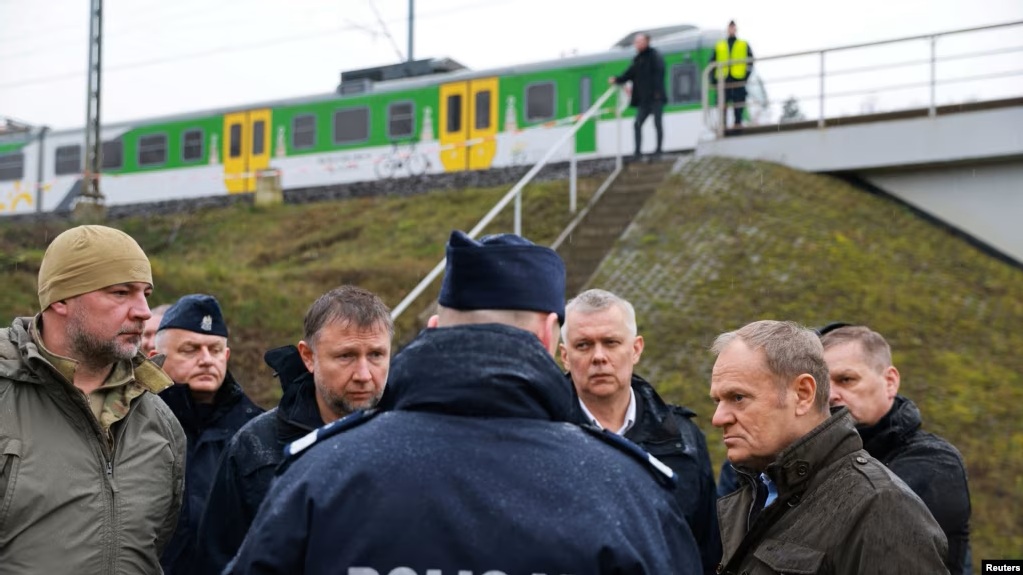 Прем'єр-міністр Польщі Дональд Туск (праворуч) оглядає місце пошкодження залізничних колій на лінії Варшава-Люблін після вибуху, який він назвав «безпрецедентним актом диверсії». Джерело: SlawaTV