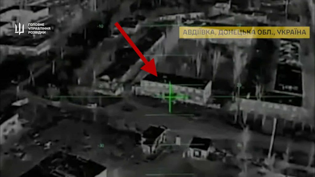 FP-2 атакує будівлю з операторами російського підрозділу «Рубикон» в Авдіївці. Листопад 2025. Джерело: ГУР МО України