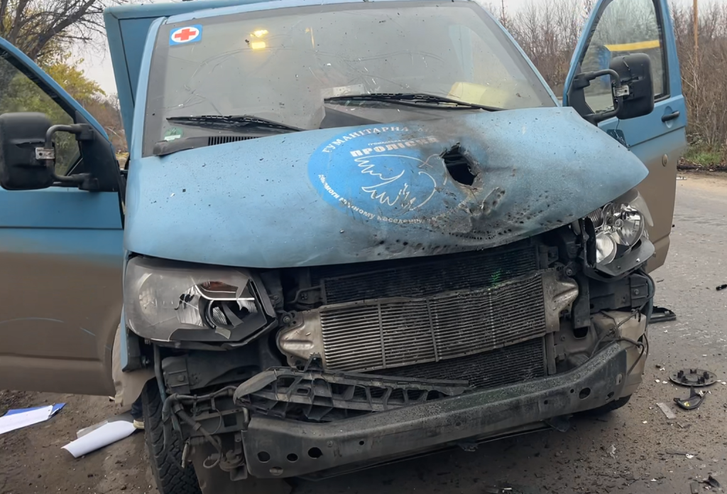 Евакуаційне авто гуманітарної місії Проліска уражене росіянами у Константинівці. Фото Гуманітарна місія Проліска