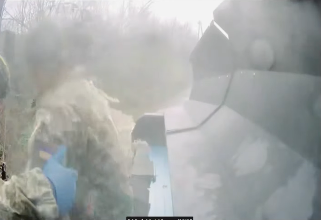 Евакуйований і рамках операції Вогник український військовий. Стоп-кадр з відео першого медичного батальону