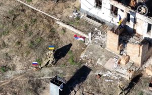 Спецпризначенці ГУР підняли прапор України на “Великих Кучугурах” після знищення росіян