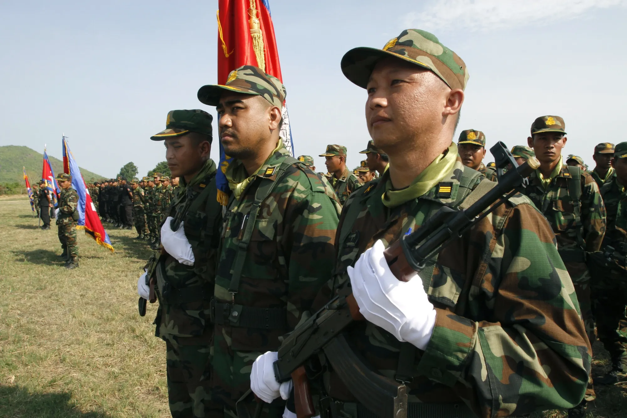 Камбоджійські солдати беруть участь у миротворчих навчаннях Angkor Sentinel, що проводяться за підтримки США, у Кампонг-Спеу, Камбоджа, у 2014 році. Фото: Heng Sinith/AP Photo