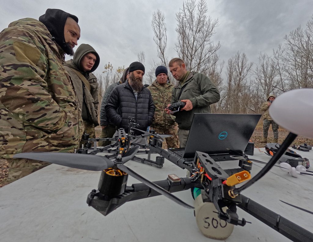 Дрон-камікадзе “Лупиніс-10-TFL-1” у якому реалізовано функцію захоплення, розпізнавання і автоматичного наведення на ціль. Фото зроблено в процесі презентації-тесту для дроноводів 7 корпусу.
