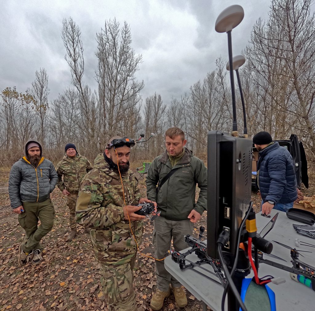 Представники виробника дронів розклали свій крам і презентують продукцію десантникам 7 корпусу.