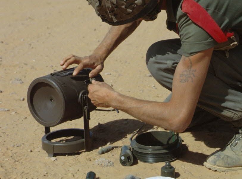 Французький солдат з протитанковою міною MI AC AH F1. Фото: Christian Fritsch/images defense