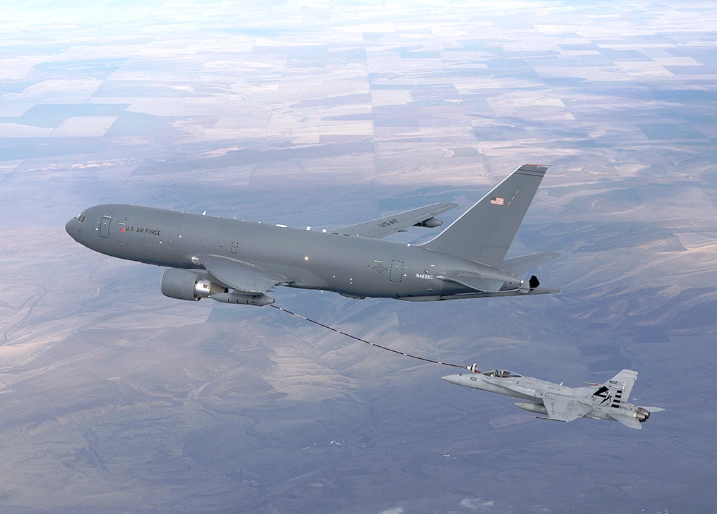 Один з прототипів KC-46 заправляє FA-18 Hornet. Фото ПС США.