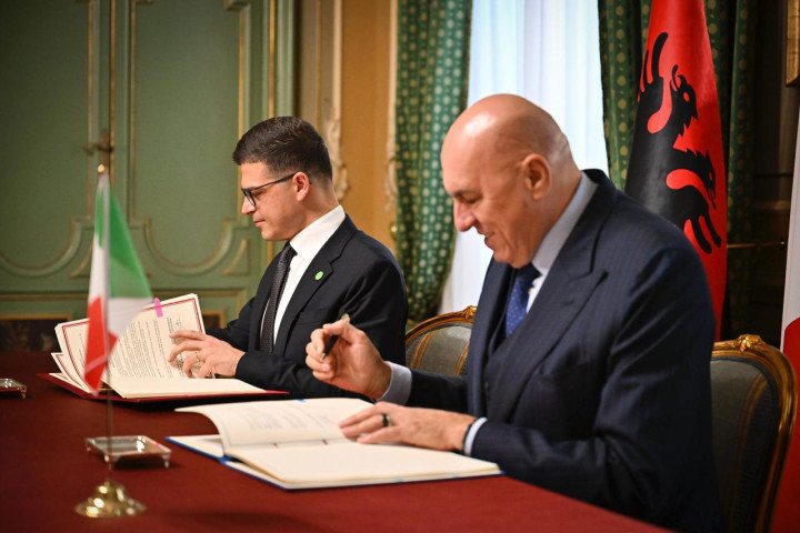 Міністр оборони Пірро Венгу та його італійський колега Гвідо Крозетто підписали «Угоду між Радою міністрів Республіки Албанія та Республікою Італія про співпрацю у сфері оборони». 13 листопада 2025 року. Фото: МО Албанії