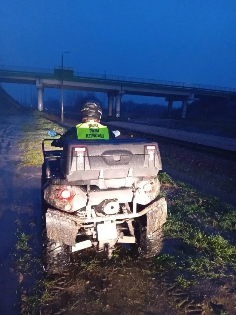 Польський військовий з ТРО патрулює залізницю. Фото Władysław Kosiniak-Kamysz
