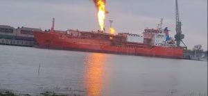 Загроза вибуху: після удару РФ по судну з газом біля Ізмаїла Румунія евакуює село