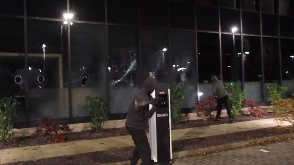 Пропалестинські активісти пошкодили фасад будівлі Keysight Technologies. Фото Daily Record