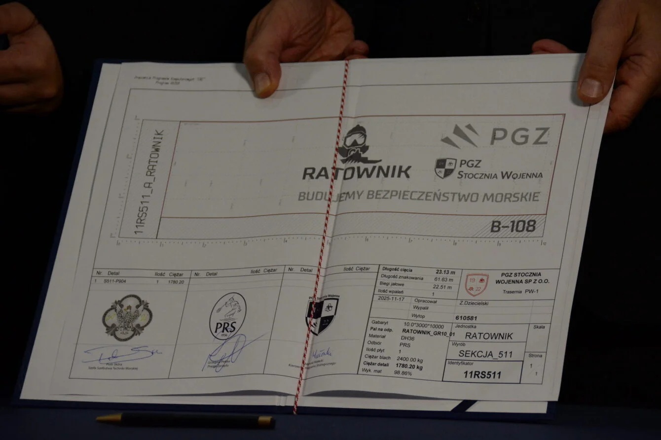 Перший вирізаний сталевий лист масою 2400 кг буде використано під час будівництва секції №511. Джерело: Milmag.pl