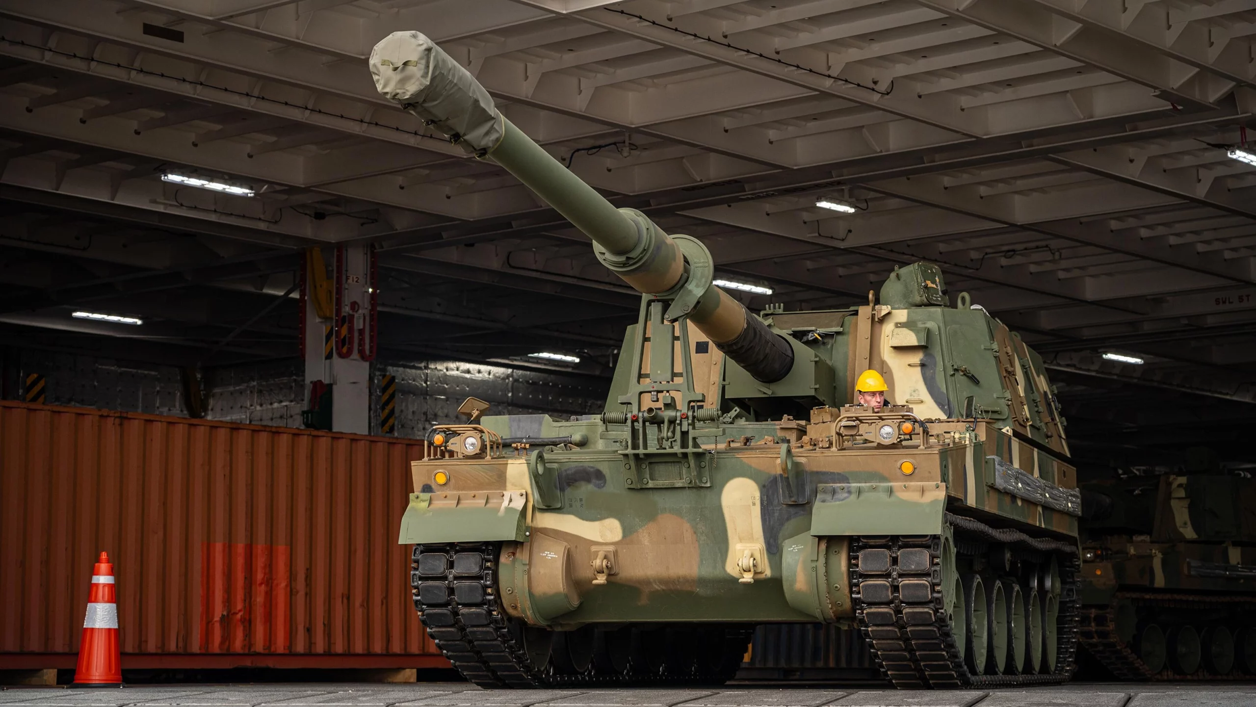 САУ K9 Thunder виїжджає з трюму корабля в Естонії. Фото Hendrik TaliRKIK