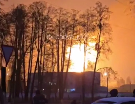 стовп вогню, який утворився внаслідок ураження газорозподільної станції. Фото: Exilenova +