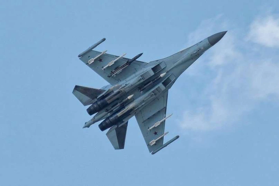 Су-35 озброєний парою ракет повітря-повітря малої дальності Р-73, середньої дальності Р-77, далекобійними Р-37 та однією протираділокаційною ракетою Х-31. Фото з відкритих джерел