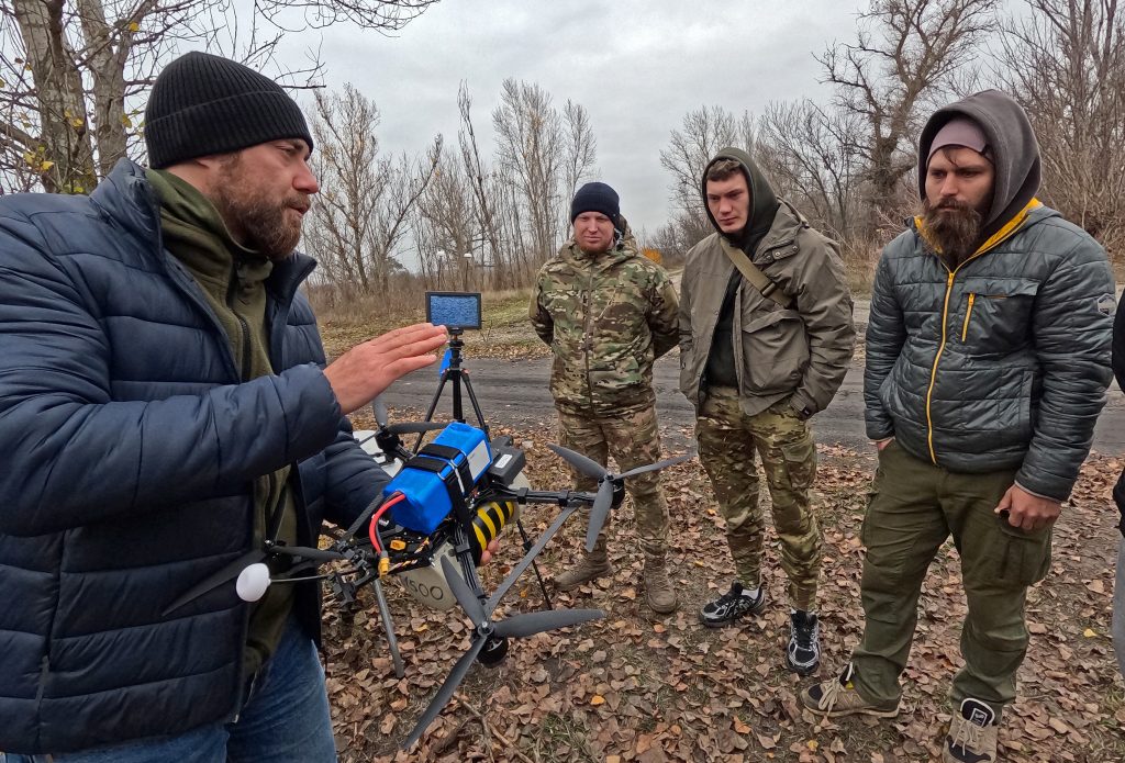 Іван Кучеренко з компанії «Четвертий закон» презентує функцію розпізнавання повітряних цілей, реалізовану на дроні-перехоплювачі «Горська-12». Фото зроблено в процесі презентації-тесту для підрозділів ППО 7 корпусу.