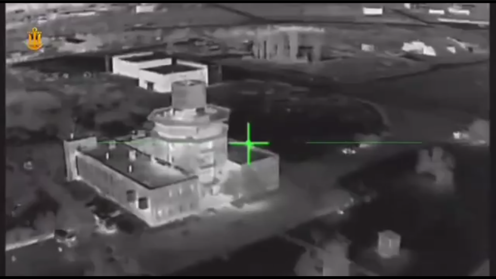Ударний дрон атакує командно-диспетчерський пункт управління авіації в Криму. 28.11.2025. Стоп-кадр з відео ВМС України