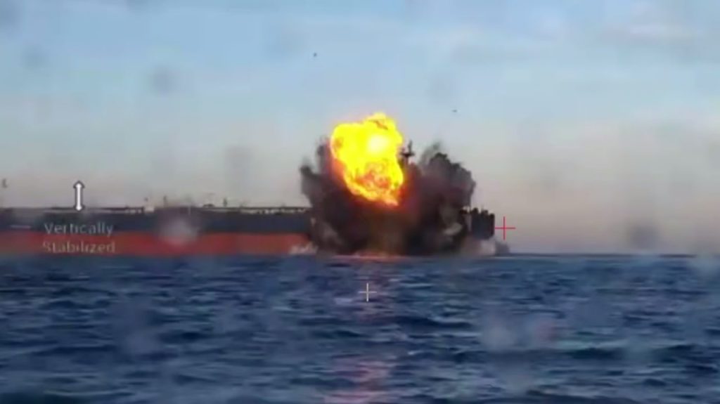 Момент удару МБпА Sea Baby по танкеру. 28 листопада 2025 року. Джерело: Сергій Стерненко