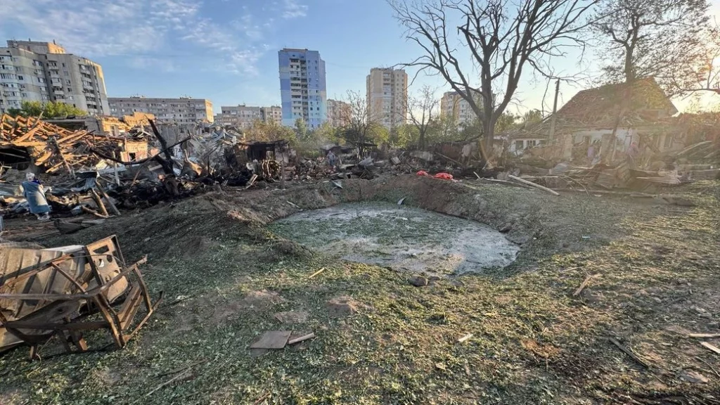 Вирва, що утворилась після влучання ракети по житлових будинках. Миколаїв, 3 серпня 2025 року. Суспільне Миколаїв Олександр Гордієнко