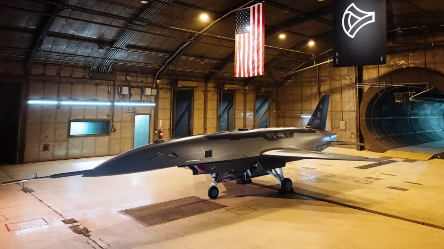 с починає виробництво напівавтономного винищувача FQ-44 для потреб США